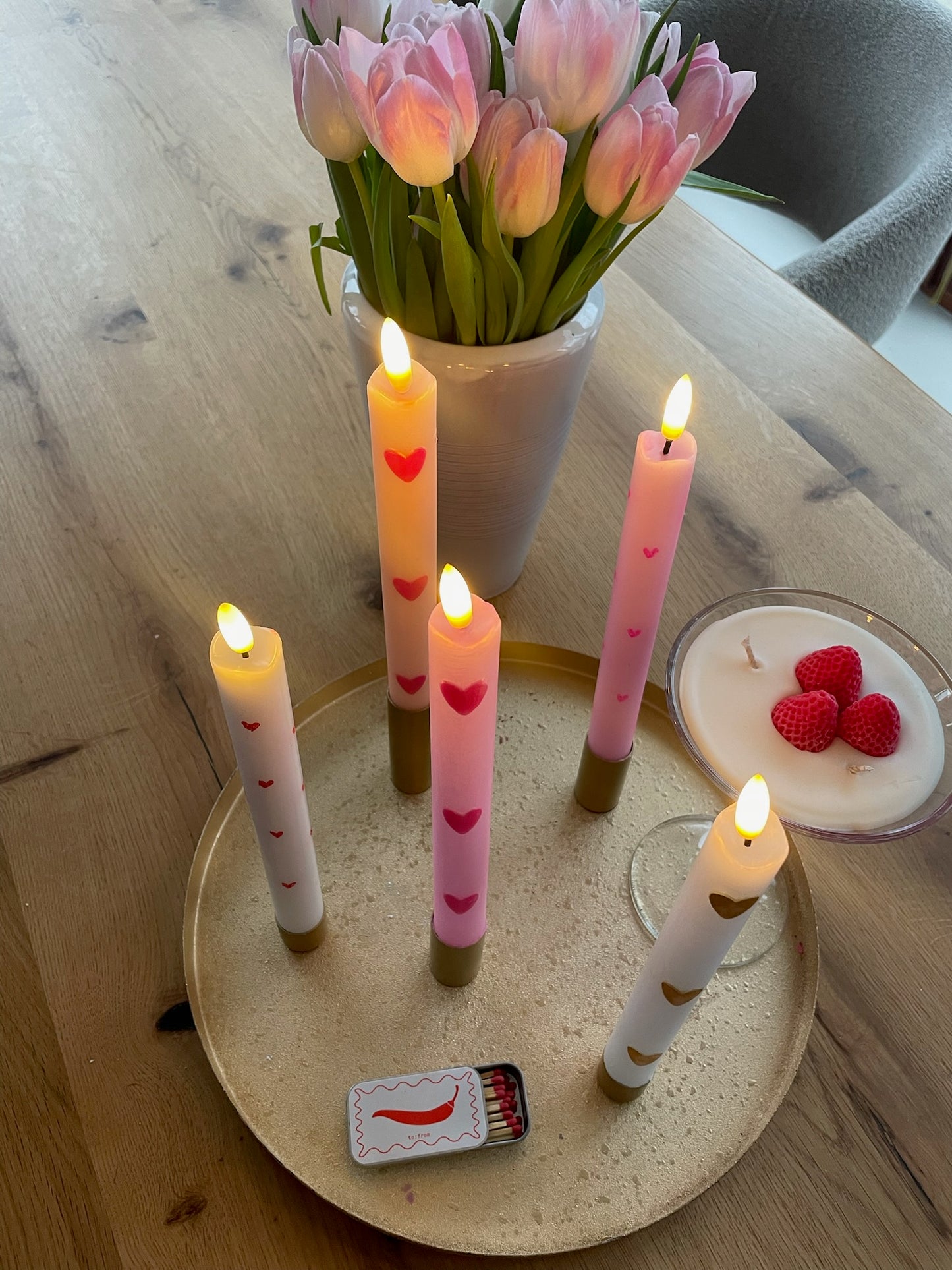 LED-kaars met kleine rode hartjes en parelmoerglans, voorzien van timerfunctie voor sfeervolle en veilige verlichting.