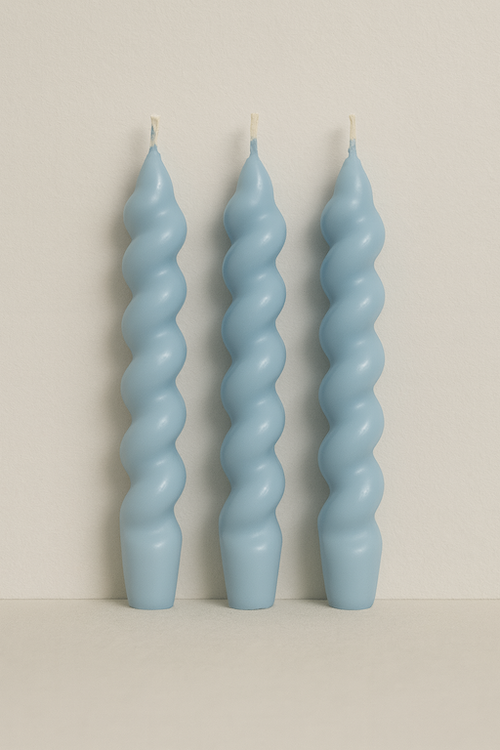 Babyshower/Genderreveal | 3 swirl dinerkaarsen babyblauw