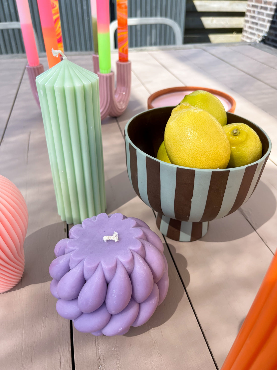Interieurtrends zomer 2026: warme kleuren, natuurlijke materialen en sfeervolle styling