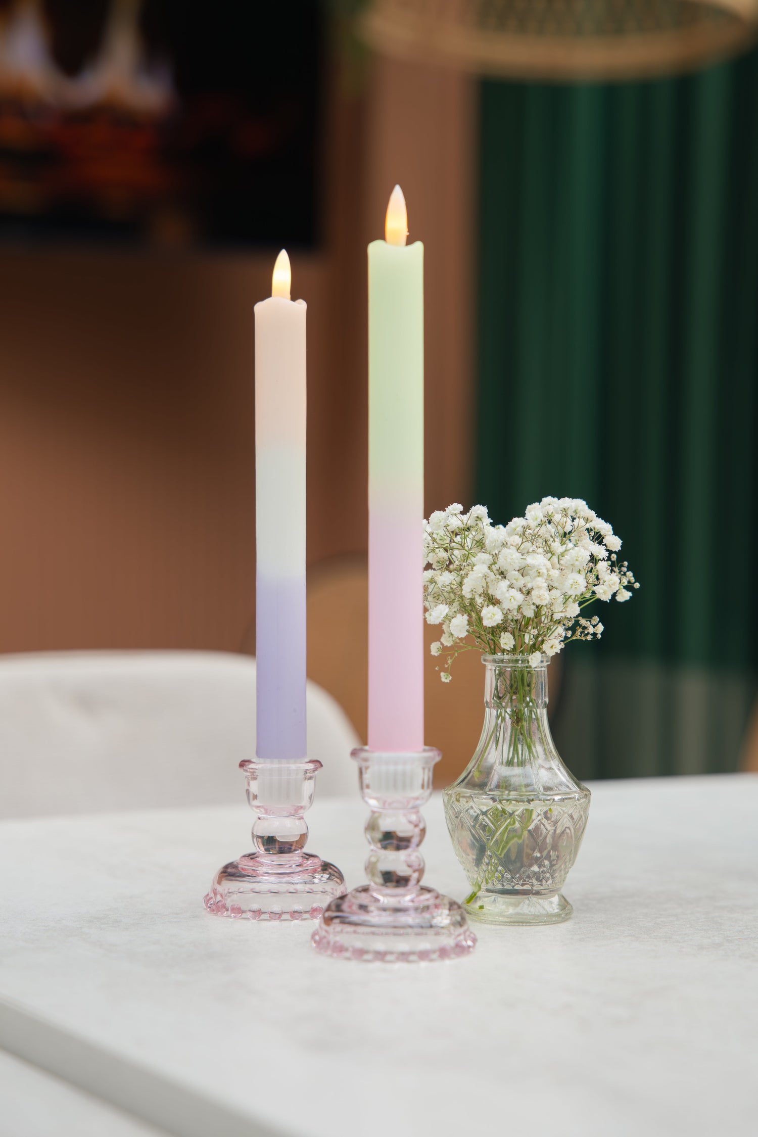 LED-kaars in pastel geel en roze met timerfunctie, sfeervolle kaars op batterij voor een veilig en warm interieur.
