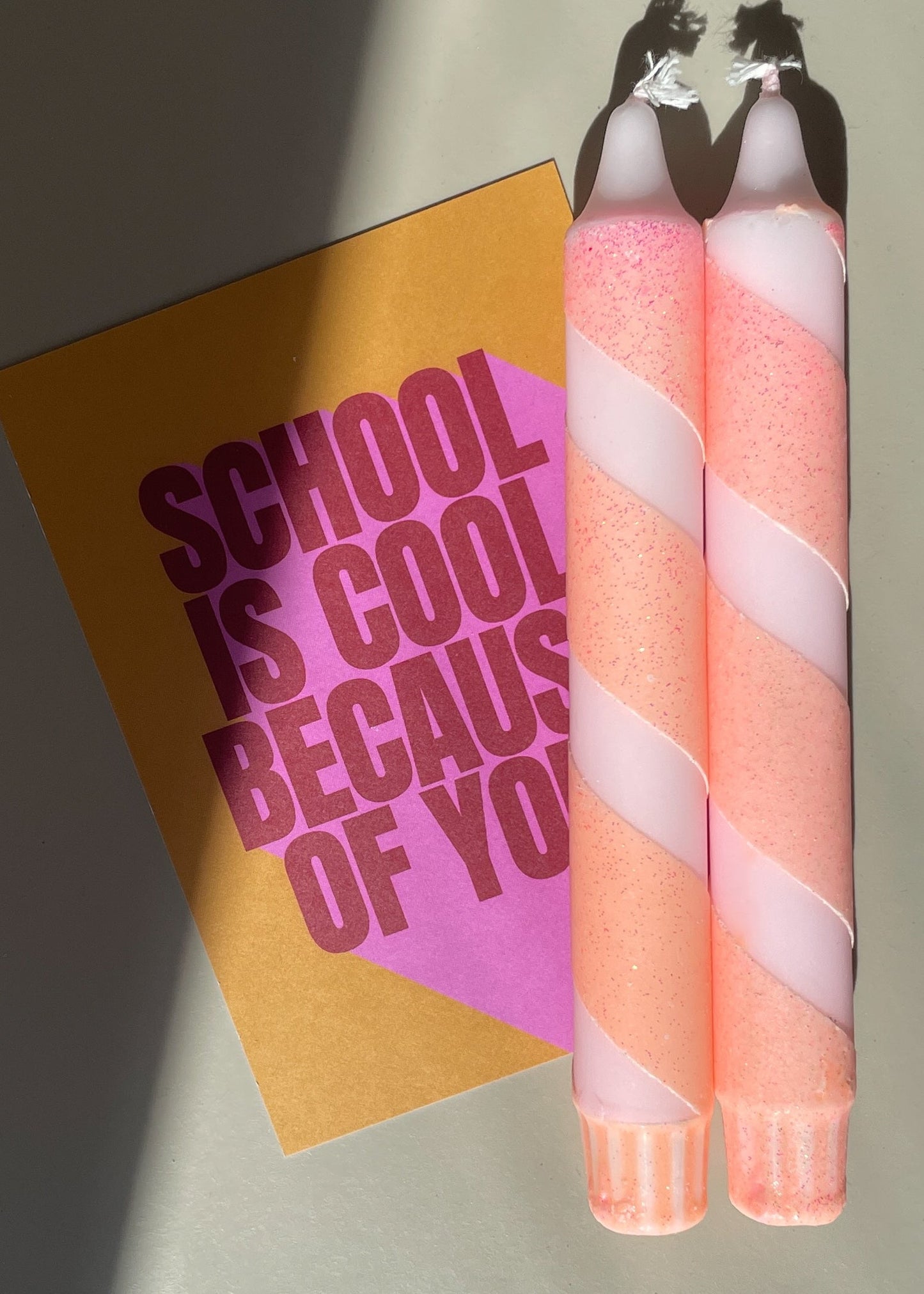 Een origineel cadeau met twee handgemaakte kaarsen en een persoonlijk kaartje. Het perfecte bedankje voor een geweldig schooljaar.
