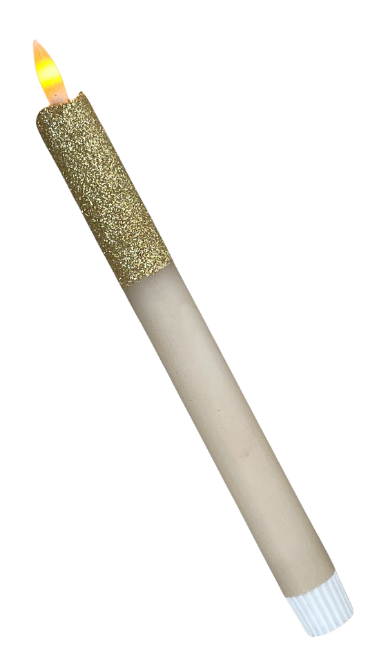 LED-kaars in beige met gouden glitter en timerfunctie, sfeervolle kaars op batterij voor een veilig en stijlvol interieur.
