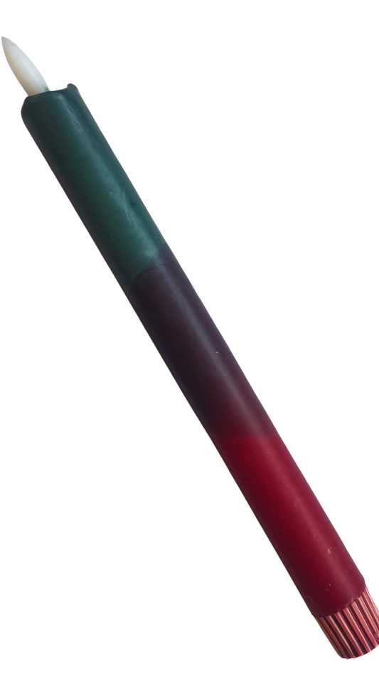 LED-kaars in burgundy en groen met timerfunctie, sfeervolle kaars op batterij voor een veilig en stijlvol interieur.
