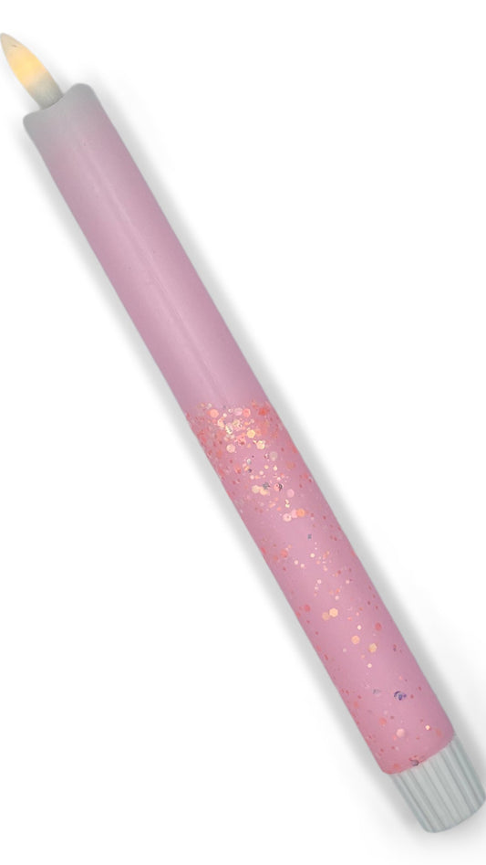 Roze LED-kaars met glitterafwerking in pastel roze en timerfunctie voor sfeervolle en veilige verlichting in huis.
