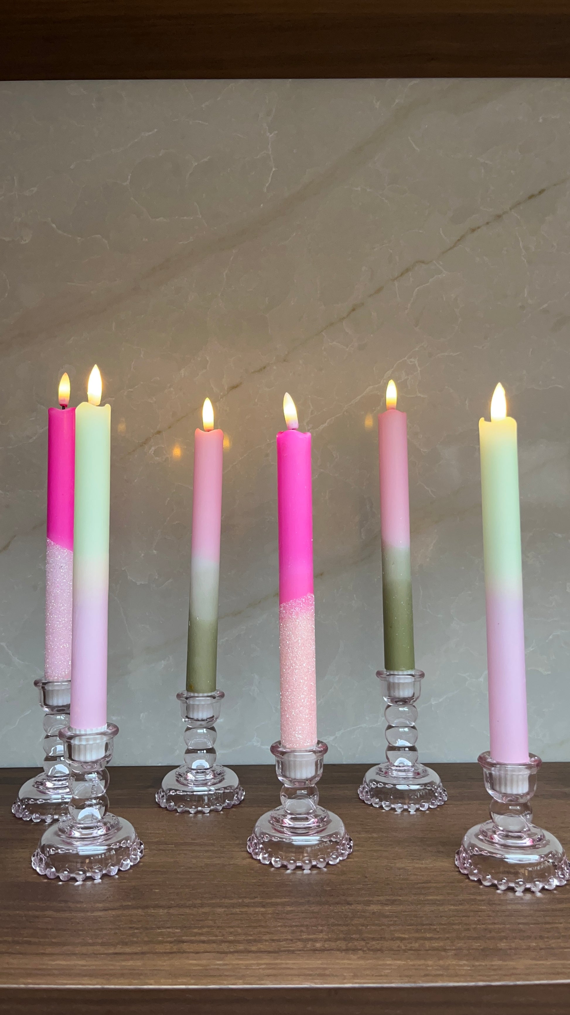 LED-kaars in pastel geel en roze met timerfunctie, sfeervolle kaars op batterij voor een veilig en warm interieur.

