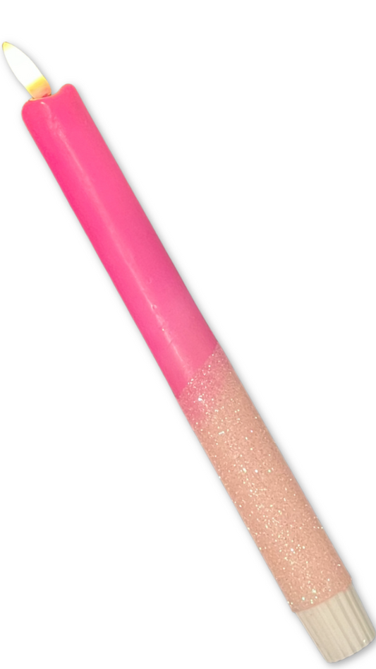 Magenta LED-kaars met glitterafwerking en timerfunctie, sfeervolle kaars op batterij voor een veilig en stijlvol interieur.
