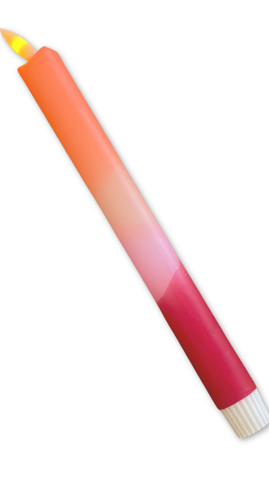 LED-kaars in neon oranje, pastel oranje, pastel roze en rood met timerfunctie voor sfeervolle en veilige verlichting in huis.
