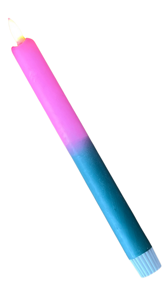 Roze LED-kaars in neon roze en donkergroen met timerfunctie, sfeervolle kaars op batterij voor een veilig en stijlvol interieur.