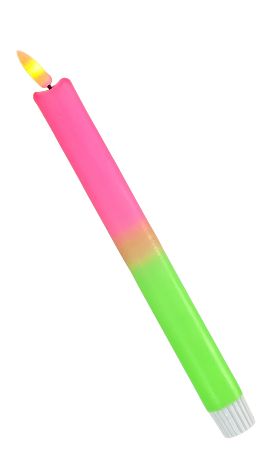 Roze LED-kaars in neon roze en groen met timerfunctie, sfeervolle kaars op batterij voor een veilig en kleurrijk interieur.

