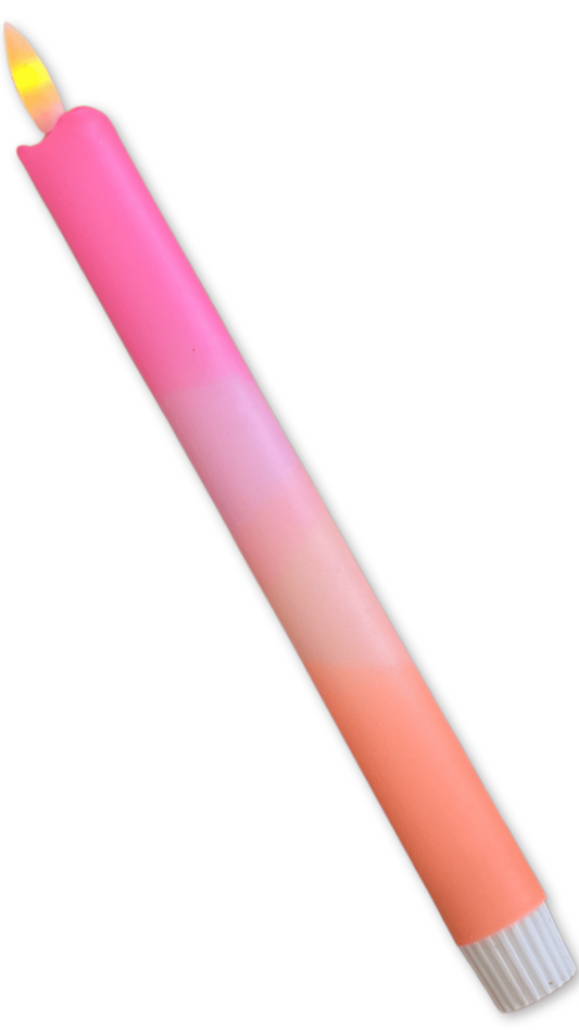 Roze LED-kaars in neon roze, pastel roze, pastel oranje en neon oranje met timerfunctie voor sfeervolle en veilige verlichting.
