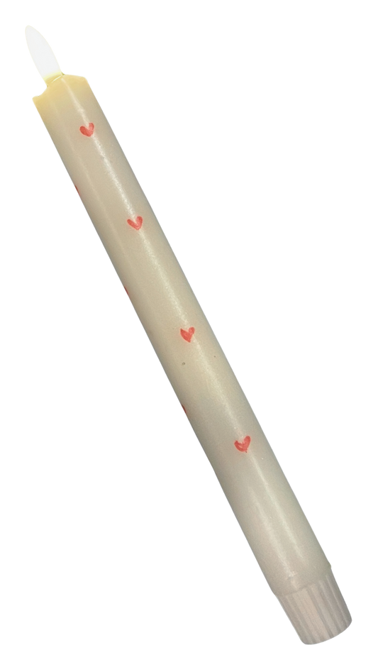 LED-kaars met kleine rode hartjes en parelmoerglans, voorzien van timerfunctie voor sfeervolle en veilige verlichting.
