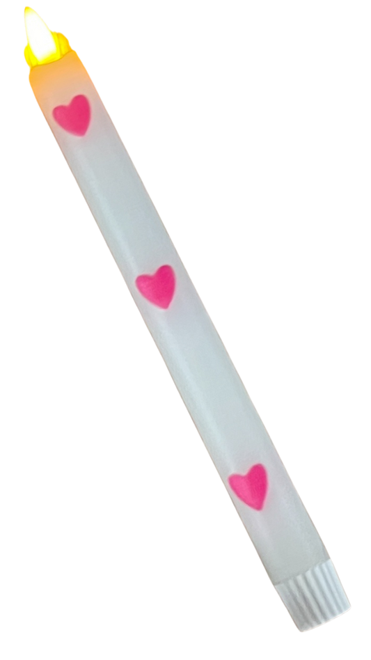 LED-kaars met roze hartjes en parelmoerglans, voorzien van timerfunctie voor sfeervolle en veilige verlichting in huis.
