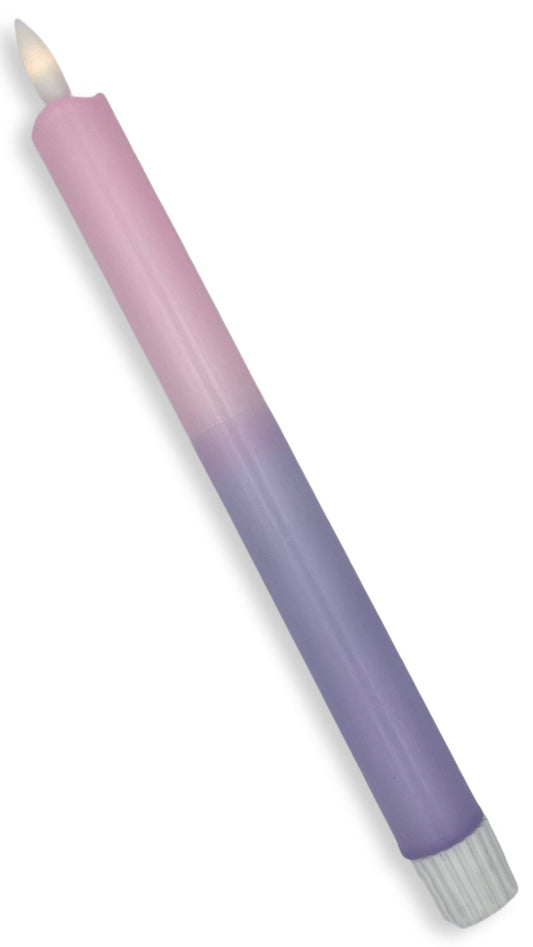 Roze LED-kaars in pastel roze en lila met timerfunctie, sfeervolle kaars op batterij voor een veilig en gezellig interieur.
