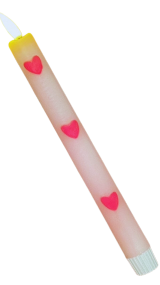 Roze LED-kaars met hartjes in pastel roze en timerfunctie, sfeervolle kaars op batterij voor een veilig en gezellig interieur.
