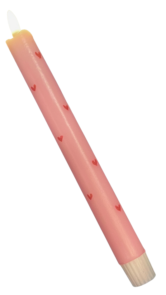Roze LED-kaars met kleine rode hartjes en timerfunctie, sfeervolle kaars op batterij voor een veilig en gezellig interieur.
