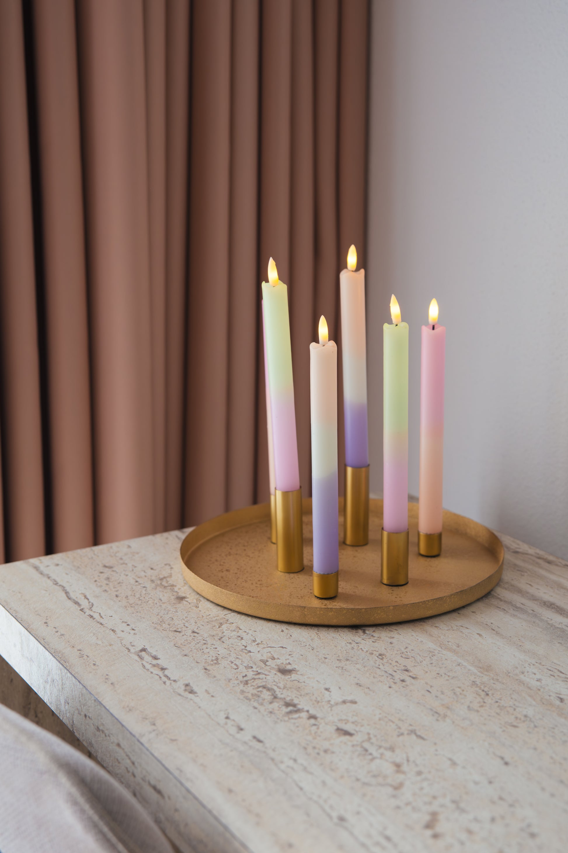 Roze LED-kaars in pastel roze en oranje met timerfunctie, sfeervolle kaars op batterij voor een veilig en gezellig interieur.
